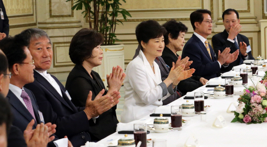 박근혜 대통령이 16일 국가유공자들과 보훈가족을 청와대로 초정해 오찬을 함께 한 자리서 박수를 치고 있다. /연합뉴스