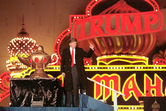 1990년 애틀랜틱 시티의 트럼프 타지마할 카지노 개장 행사에 참석한 도널드 트럼프. 그는 카지노 중심지인 트럼프 타지마할을 ‘세계 8대 불가사의’로 홍보했다. 그리고 그후 카지노를 자신의 상장기업인 트럼프 호텔에 매각했다.