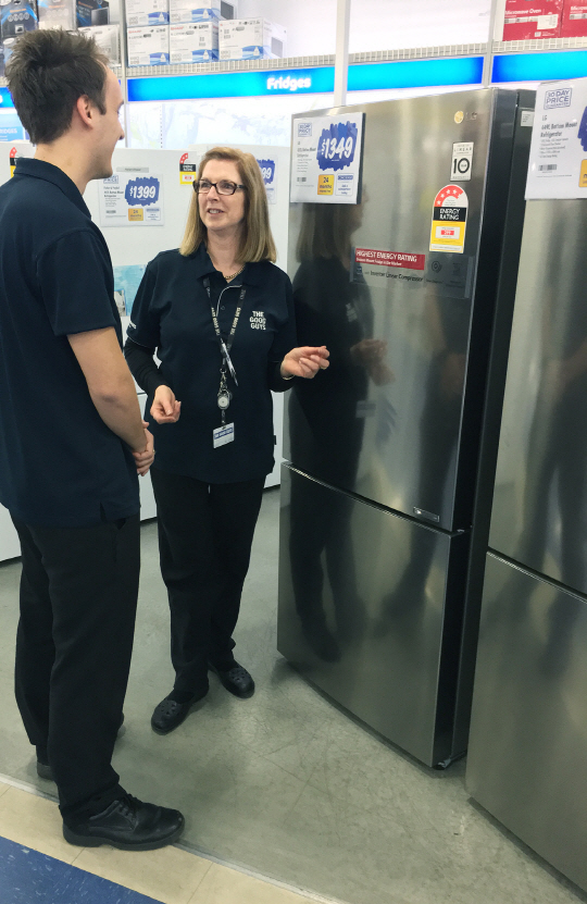 호주 시드니의 가전 매장에서 직원이 손님에게 LG 상냉장·하냉동 2도어 냉장고를 소개하고 있다. /사진제공=LG전자