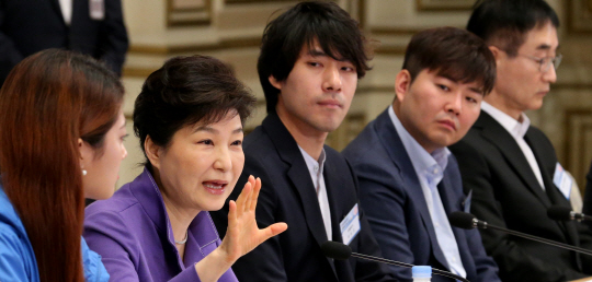 박근혜 대통령이 17일 청와대에서 열린 문화관광산업 경쟁력 강화회의에서 발언하고 있다. /연합뉴스