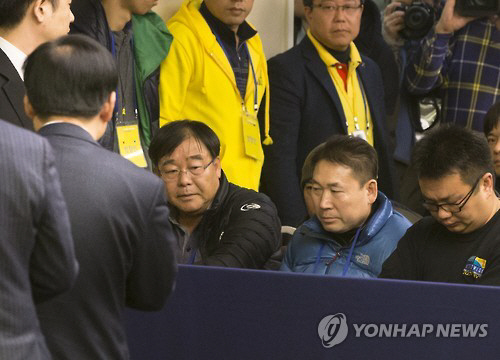 맨 오른쪽. 세월호 특조위 청문회에서 고개를 숙이고 있는 김관홍 민간잠수사./연합뉴스