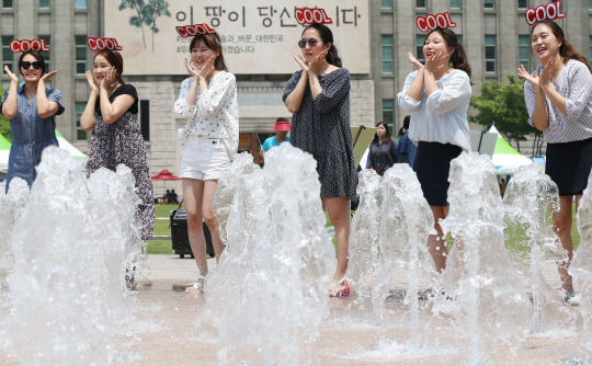 시원한 차림으로 체감온도 2도 다운!      (서울=연합뉴스) 김주형 기자 = ‘시원한 차림, 건강한 지구’를 주제로 서울시 기후환경본부 관계자들이 17일 오전 서울광장에서 ‘시원차림 캠페인’을 벌이고 있다.       에너지 절약 동참을 촉구하는 이번 캠페인은 넥타이 등을 매지 않고 간편하고 시원한 복장으로 냉방온도를 2도 올리면 17만 9천 톤의 온실가스를 줄일 수 있으며 이는 30년산 소나무 2.700만 그루를 심는 것과 같다고 한다. 2016.6.17      kjhpress@yna.co.kr  (끝)      <저작권자(c) 연합뉴스, 무단 전재-재배포 