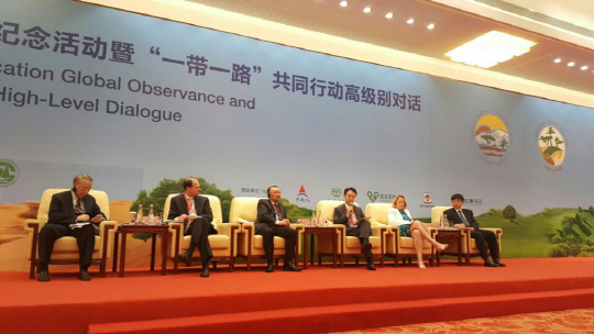 김용하(사진 왼쪽에서 네번째) 산림청 차장이 ‘세계 사막화 방지의 날’ 고위급 회담에서  ‘토지황폐화중립(LDN)’에 관한 주제 발표를 하고 있다. 사진제공=산림청