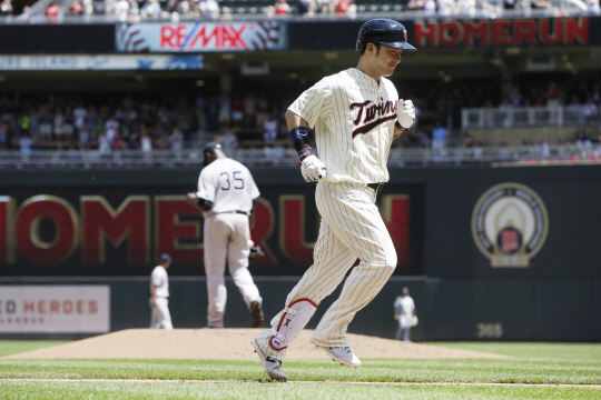 미네소타 박병호가 19일 뉴욕 양키스전에서 홈런을 친 뒤 베이스를 돌고 있다. 　 /미니애폴리스=AP연합뉴스