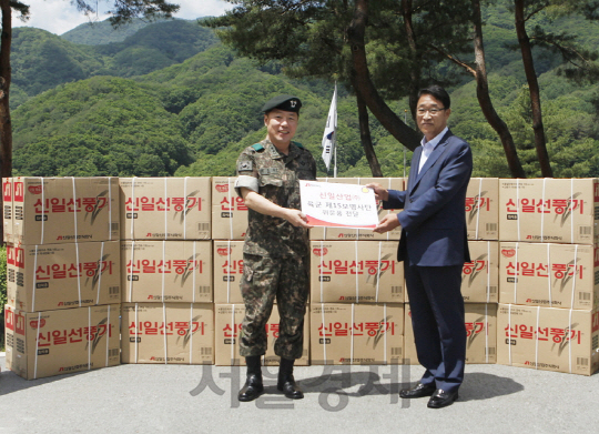 오영석(오른쪽) 신일산업 부사장이 ‘호국보훈의 달’을 맞아 17일 강원도 화천에 있는 육군 15사단 승리부대에서 장병들에게 위문품으로 줄 선풍기 100대를 전달하고 있다. /사진제공=신일산업