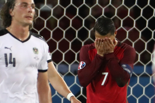 유로2016 오스트리아전에서 페널티킥을 실축한 뒤 얼굴을 감싸는 크리스티아누 호날두.  /파리=AFP연합뉴스