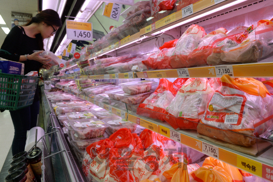 이른 더위에 한우 가격까지 급등하면서 돼지고기와 닭고기 가격도 고공행진을 하고 있다. 19일 서울의 한 대형마트에서 고객이 육류 제품을 살펴보고 있다.  /권욱기자
