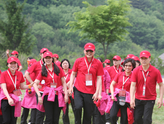 한국투자증권은 인재경영을 바탕으로 증권업계 선두권의 수익창출력을 보이고 있다. 올해까지 아홉 번째 연임에 성공해 증권업계 최장수 CEO 기록을 경신한 유상호(왼쪽 세번째)사장이 직원들과 함께 ‘트루 프렌드 페스티발’에서 게임을 하고 있다./사진제공=한국투자증권