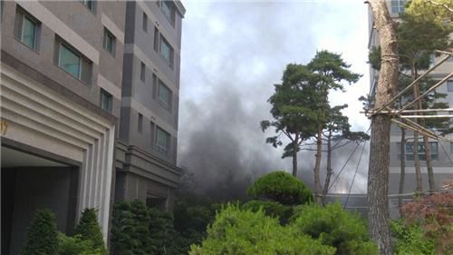 송도 주상복합아파트 지하 주차장에서 불이 나 30여 명이 대피했다./연합뉴스