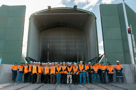 포스코건설과 호주 물라벤 유연탄개발 유한주식회사 관계자들이 호주 뉴사우스웨일즈주 서부 콜필즈 지역에서 물라벤 ‘유연탄개발 플랜트 프로젝트 준공식’을 진행하고 있다. / 사진제공=포스코건설