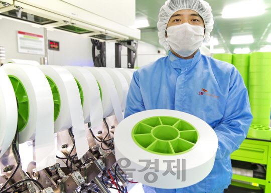 SK이노베이션 증평 공장에서 한 직원이 리튬이온분리막(LiBS) 제품을 선보이고 있다. /사진제공=SK이노베이션