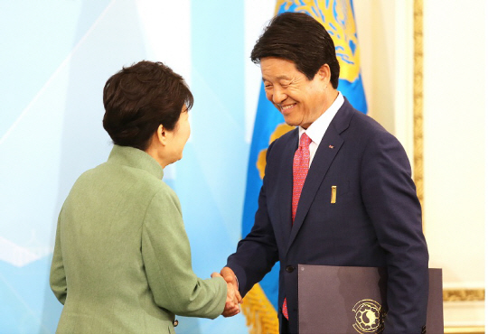 문창섭 삼덕통상 회장이 지난 5월 20일 청와대에서 열린 중소기업인 대회 행사에서 박근혜 대통령으로부터 금탑산업훈장을 받고 있다.