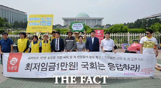 각각 왼쪽 네 번째와 여섯 번째는 단식 5일차인 박정훈 알바노조 위원장과 이날 단식에 들어간 구교현 노동당 대표.