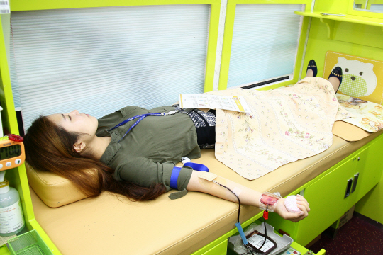 현대로템 직원이 지난 20일 경기도 의왕시 본사에서 헌혈 봉사에 참여하고 있다. 현대로템은 20일부터 이틀간 임직원의 자발적인 ‘사랑의 헌혈’ 캠페인을 실시해 직원들이 모은 헌혈증을 대한적십자사에 전달했다고 21일 밝혔다. /사진제공=현대로템