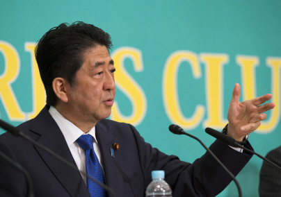 아베 신조 일본 총리가 지난 21일 도쿄에서 열린 일본기자클럽 주최 기자회견에 참석해 발언하고 있다./도쿄=블룸버그