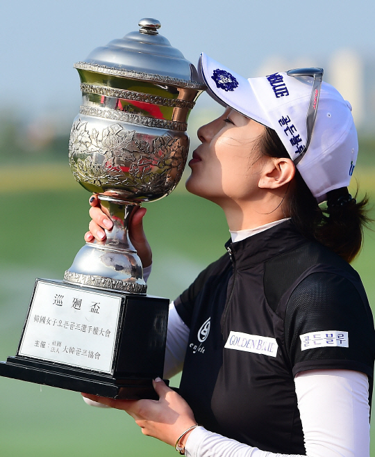 ‘골든블루 골프단’ 소속의 안시현 프로가 19일에 끝난 한국여자오픈 골프선수권대회에서 우승했다. 한국여자오픈 골프선수권대회 우승 트로피에 키스하는 안시현 프로./사진제공=골든블루