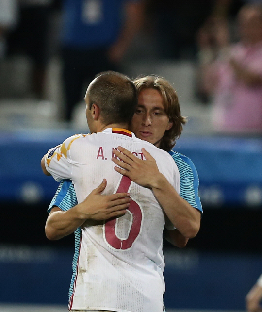 크로아티아의 루카 모드리치(오른쪽)와 스페인의 이니에스타가 경기 후 포옹하고 있다. /보르도=신화연합뉴스
