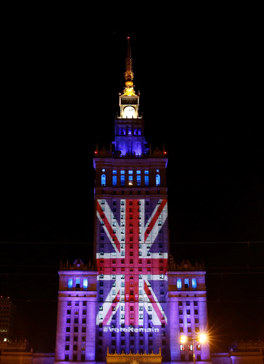 폴란드 수도 바르샤바의 명물인 문화 궁전 외벽에 영국의 유럽연합(EU) 잔류를 희망하며 영국 국기가 조명을 받고 있다./연합뉴스