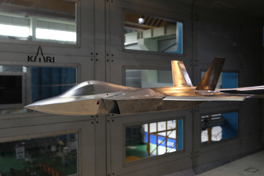 한국형 전투기(KF-X) 기체형상 설계를 위한 풍동시험이 시작됐다. 사진은 대전 한국항공우주연구원 저속풍동시험실에서 한국형 전투기 13분의 1축소 모형을 갖고 시험하는 장면/사진=한국항공우주산업 제공
