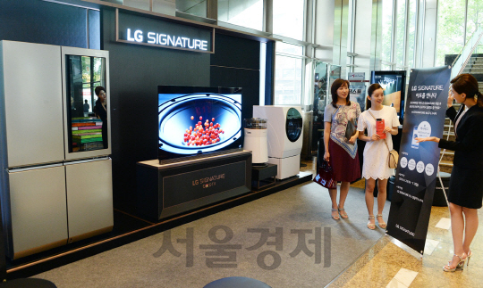 서울 강남구 논현로에 위치한 LG 아트센터에서 관람객들이 ‘LG 시그니처’  제품들을 둘러보고 있다. /사진제공=LG전자