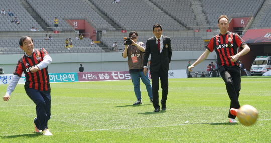 지난 달 29일 서울 마포구 상암동 월드컵경기장에서 열린 ‘FC서울 외국인의 날’ 행사에서 박원순 서울시장(왼쪽)과 폴 카버 센터장이 FC서울과 전남드래곤즈와의 경기에 앞서 시축하고 있다. /사진제공=서울글로벌센터 제공