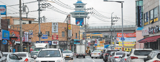 부산 김해공항 인근 대저2동 덕두마을 전경. 김해공항 초입에 있는 이 마을은 그동안 개발이 되지 않아 낙후된 상태로 남아 있다. 마을 뒤편으로 김해공항 관제탑이 보인다.  /부산=조원진기자