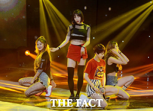 걸그룹 EXID 하니가 22일 오후 경기도 고양시 일산 MBC 드림센터에서 열린 MBC Music 쇼! 챔피언 생방송에서 멋진 공연을 펼치고 있다.