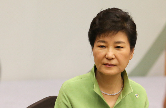 동남권 신공항 백지화 영향으로 박근혜 대통령과 새누리당의 지지율이 동반 하락한 것으로 조사됐다. 사진은 박 대통령이 지난 22일 청와대에서 열린 민주평통 해외자문위원과의 통일대화에서 유호열 수석부의장의 인사말을 듣고있다./연합뉴스