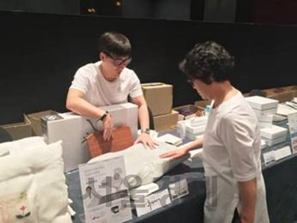 자상추나베개 직원이 서울 그랜드하얏트호텔 리젠시룸에서 열린 ‘2016 한국해비타트 행복나눔 바자’에서 고객에게 에어셀을 설명하고 있다./사진제공=자생추나베개
