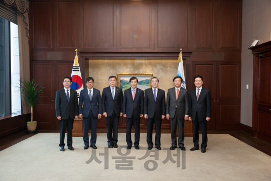 한국은행 금융통화위원. 왼쪽부터 함준호 위원, 조동철위원, 이일형위원, 이주열 한은 총재, 고승범 위원, 신인석 위원, 장병화 한은 부총재. /서울경제DB