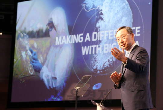 23일(현지시간) 황창규 KT 회장이 미국 뉴욕 메리어트 마르퀴스 호텔에서 열린 ‘국제연합(UN) 글로벌 콤팩트(UNGC) 리더스 서밋 2016’에서 연설을 하고 있다./사진제공=KT