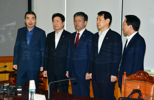 정규돈(왼쪽부터) 국제금융센터 원장, 장병화 한국은행 부총재, 최상목기획재정부 1차관, 정은보 금융위원회 부위원장, 서태종 금융감독원 부원장 등이 24일 서울 중구 은행회관에서 열린 긴급 거시경제금융회의에 참석해 포즈를 취하고 있다. /사진제공=기획재정부