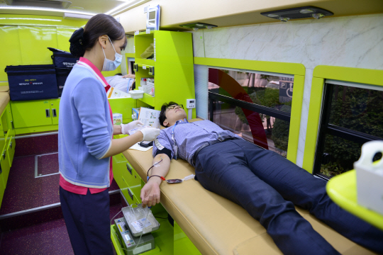 새마을금고 직원이 24일 서울 강남구 새마을금고중앙회 회관 앞에 마련된 헌혈 버스에서 헌혈을 하고 있다. 이번 헌혈 캠페인에는 새마을금고 임직원 150여명이 참여했으며 새마을금고중앙회는 안정적인 혈액공급에 기여하기 위해 지속적으로 헌혈 캠페인을 진행할 계획이다./사진제공=새마을금고중앙회