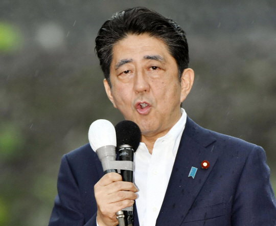 지난 22일 아베 신조 일본 총리가 구마모토현을 방문해 내달 10일 치러지는 참의원 선거를 앞두고 자민당 지지를 호소하고 있다./구마모토=AP연합뉴스