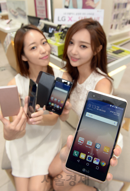 LG유플러스 모델들이 24일부터 단독출시되는 LG전자의 신형 스마트폰 ‘엑스 스킨(X Skin)’을 소개하고 있다. /이호재기자