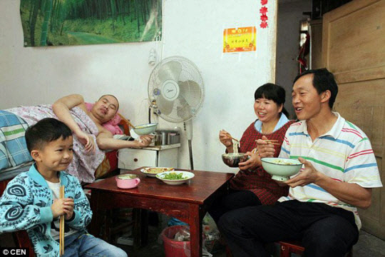 한 중국 여성이 이혼한 전 남편 그리고 재혼한 현 남편과 함께 가족을 꾸렸다. / 출처 = 인민일보