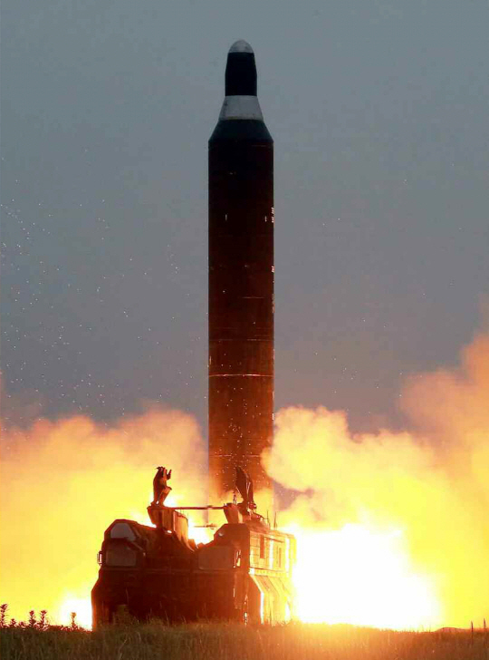 북한은 23일 ‘중장거리 전략탄도로케트 화성-10’(무수단 미사일)의 시험발사 사진을 공개하며 무기 개발 수준을 과시했다. 사진은 미사일 발사 모습. /연합뉴스