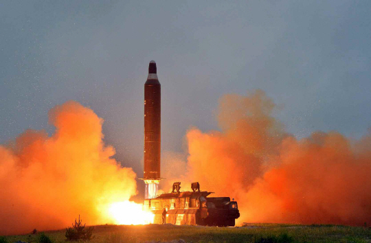 북한은 23일 ‘중장거리 전략탄도로케트 화성-10’(무수단 미사일)의 시험발사 사진을 공개하며 무기 개발 수준을 과시했다. 사진은 미사일 발사 모습. /연합뉴스