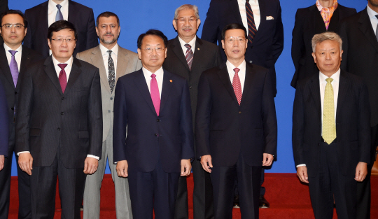유일호 부총리 겸 기획재정부 장관(앞줄 왼쪽 두 번째)이 25일 중국 베이징 월드호텔에서 열린 ‘제1차 아시아인프라개발은행(AIIB) 연차총회’에서 각국 대표들과 기념촬영하고 있다./사진제공=기재부