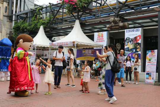 25일 중국 청두시 둥쟈오지이공원에서 열린 ‘청두 한국문화관광대전’ 행사장에서 한국관광 마스코트 색동이가 청두 시민들과 기념사진을 찍고 있다.