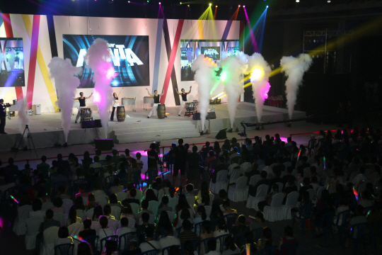 24일 저녁 중국 청두시 둥쟈오지이공원 공연장에서 진행된 ‘청두 한국문화관광대전’ 개막식에서 넌버벌 공연 ‘난타’가 열정적인 무대를 선보이고 있다.