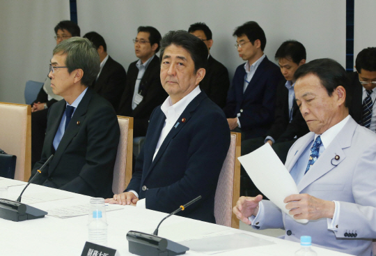 지난 24일 일본 도쿄에서 아베 신조 일본 총리(가운데)가 아소 다로 재무상(오른쪽)등 내각 주요 인사들과 함께 영국의 브렉시트 결정이 일본 경제에 미칠 영향에 대해 논의하고 있다. /도쿄=AFP연합뉴스