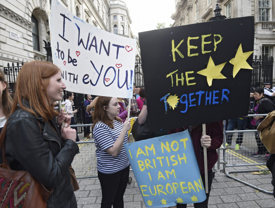 브렉시트(영국의 유럽연합 탈퇴, Brexit)가 결정된 24일(현지시간) 영국 런던에서 국민투표 결과에 불복하는 유럽연합(EU) 잔류파 시민들이 시위를 하고 있다. 영국 하원에 제출된 재투표 청원에도 270만명에 가까운 시민들이 서명하는 등 브렉시트로 인한 분열은 확산되고 있다. /런던=EPA연합뉴스