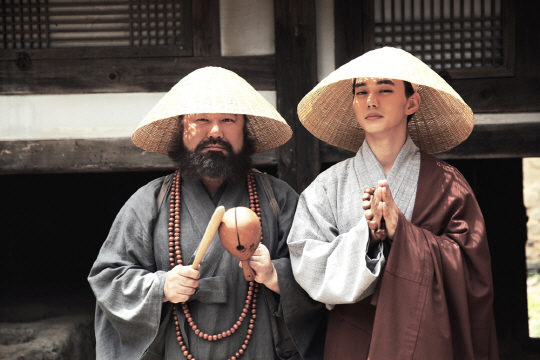 영화 ‘봉이 김선달’에서는 유달리 다채롭게 외모가 바뀌는 배우 유승호를 만나들 수 있다. 스님으로 변장한 유승호의 모습.