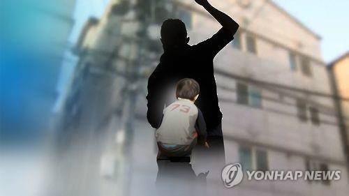 동거녀의 3살배기 아들 때려 숨지게 한 피의자 J모(33)씨가 이날 오후 춘천 경찰서에서 경찰 조사를 받고 있다./출처=연합뉴스