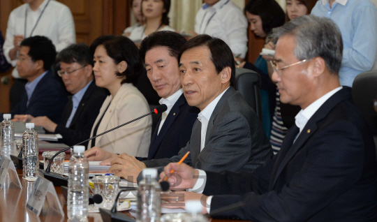 브렉시트(영국의 유럽연합 탈퇴)에 따른 국내외 금융시장 동향을 점검, 대응 방안 논의를 위해 이주열 한국은행 총재가 27일 오후 서울 중구 한국은행에서 긴급 간부회의를 주재하고 있다./이호재기자.