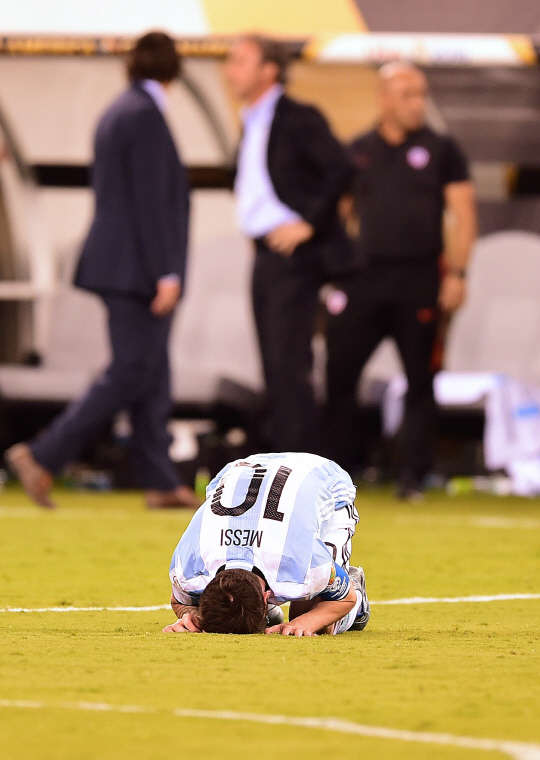 아르헨티나의 리오넬 메시가 27일(한국시간) 코파 아메리카 결승에서 우승이 좌절되자 아쉬움에 못 이겨 그라운드에 엎드려 있다. /이스트러더포드=AFP연합뉴스