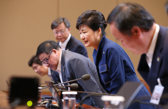 박근혜 대통령이 27일 청와대에서 열린 수석비서관회의에 참석해 참모들과 함께 자리에 앉고 있다. /연합뉴스