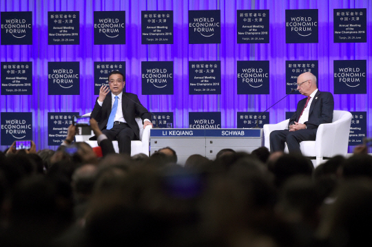 27일 개막한 ‘하계 다보스포럼’에서 리커창 중국 총리가 클라우스 슈바프 세계경제포럼(WEF) 회장과 대담하고 있다. /톈진=AFP연합뉴스