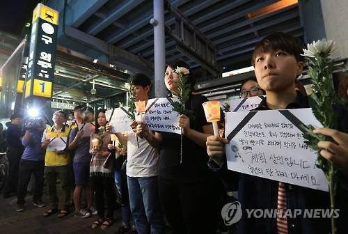 지난 5월 28일 지하철 2호선 구의역에서 희생된 스크린도어 하청업체 근로자 김모(19)씨를 추모하기 위해 시민들이 구의역 1번 출구에 모여 촛불집회를 진행하고 있다. /연합뉴스